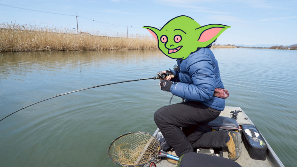 魚を掛けてロッドを曲げている釣り人